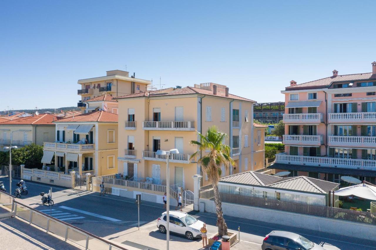 Brezza Marina Apartment San Vincenzo Bagian luar foto